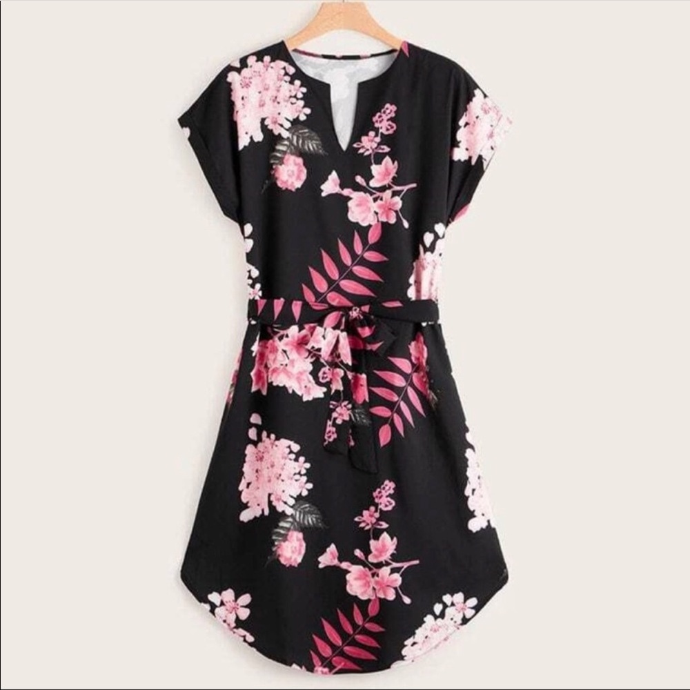 Women’s plus size black floral curved hem dress - Picture 3 of 5